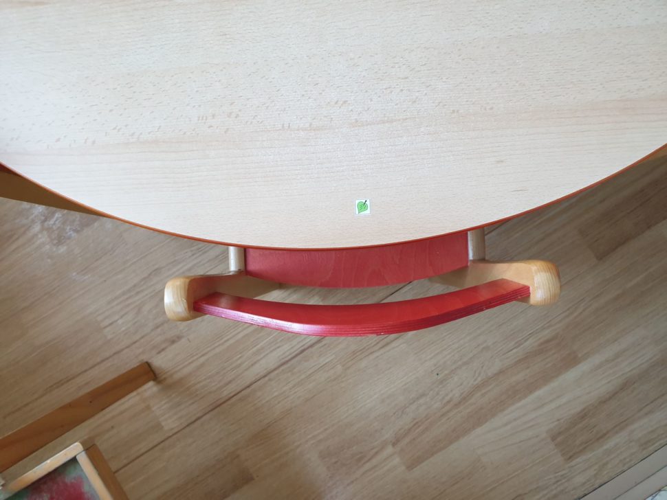 Značka na jídelním stole - které dítě, kde sedí